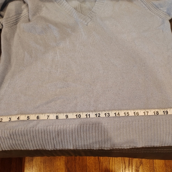 Cashmere Sweater Size Large Blue V Neck 360 Cashmere NWT - Picture 14 of 15